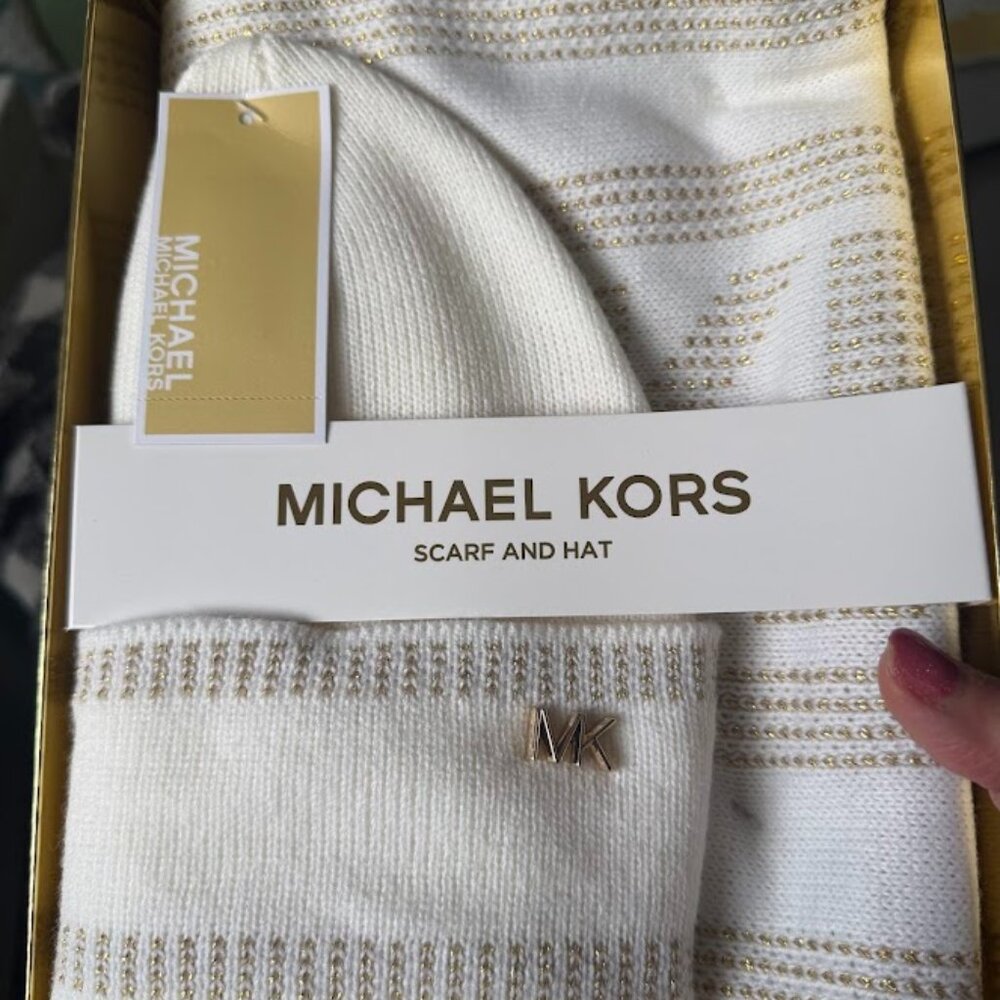 WOMEN'S SIGNATURE 2-PIECE MK SPORT TAPE CUFE BEANIE AND SCARF BOX SET